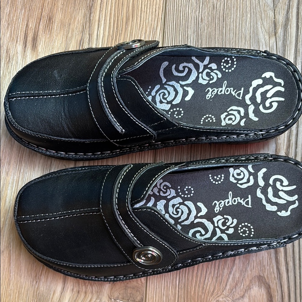 Propet Black Leather Slip-On clogs with Cushioned Footbed size 7 (2E) extra wide - Picture 4 of 9